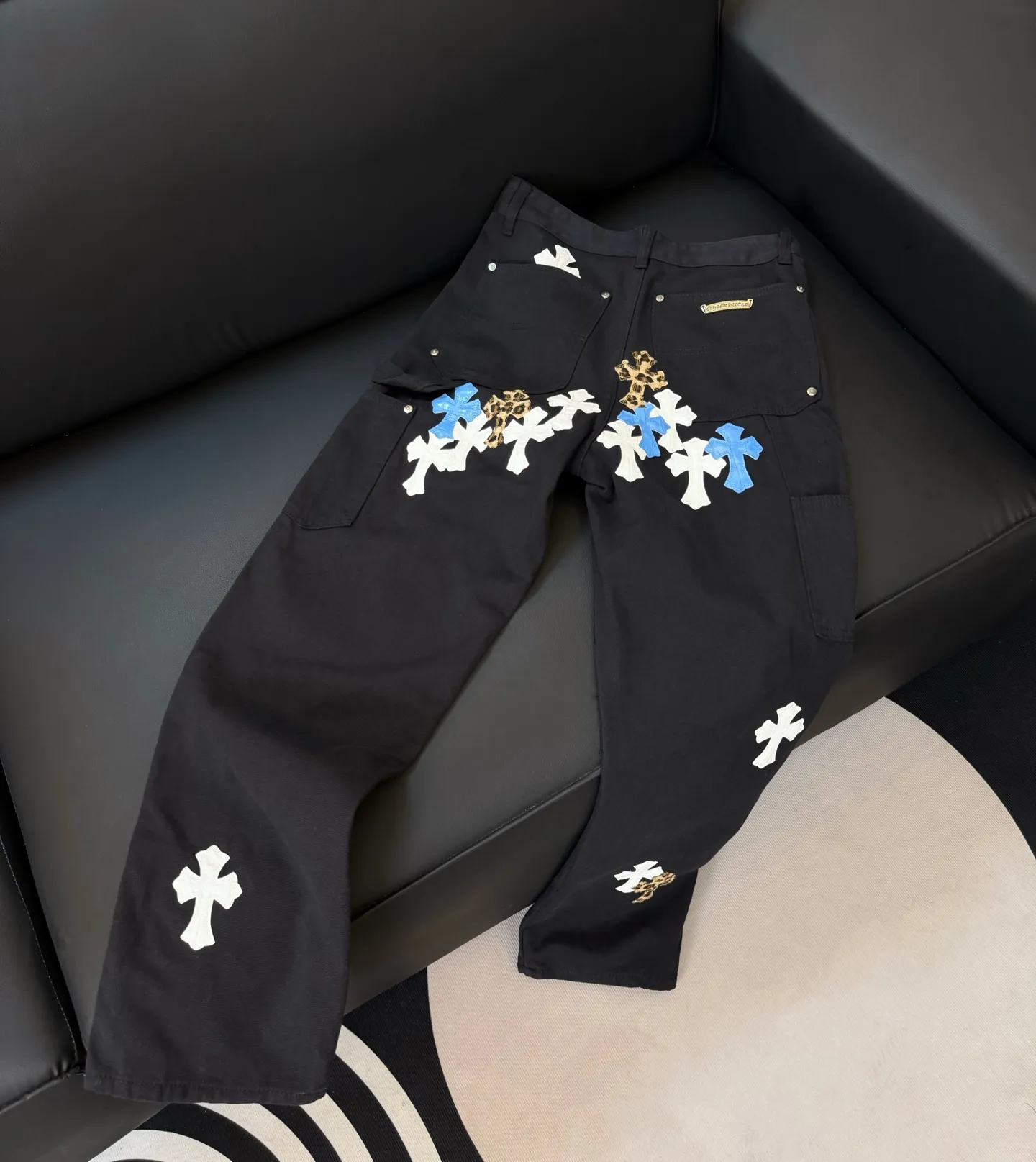 P300 Style number: D303 Chrome Hearts crocodile pattern leather jeans SIZE #28 30 32 34 36 Size reference # 28 waist 69 hips 97 pants length 102 30 waist 73 hips 101 pants length 104 32 waist 77 hips 105 pants length 106 34 waist 81 hips 109 pants length 108 36 waist 85 hips 113 pants length 110